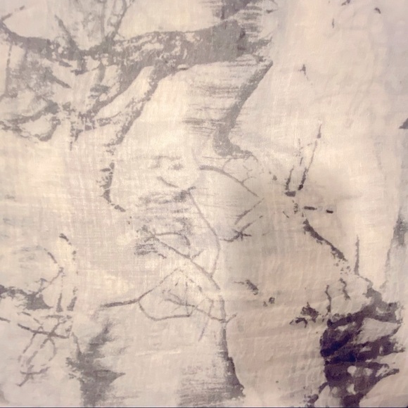 Scarf. Lightweight gauzy grey and off white scarf - Picture 4 of 5